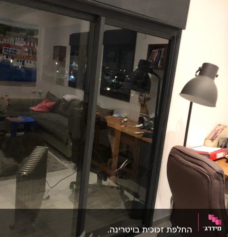 חלון זכוכית עם סדק גדול במרכזו